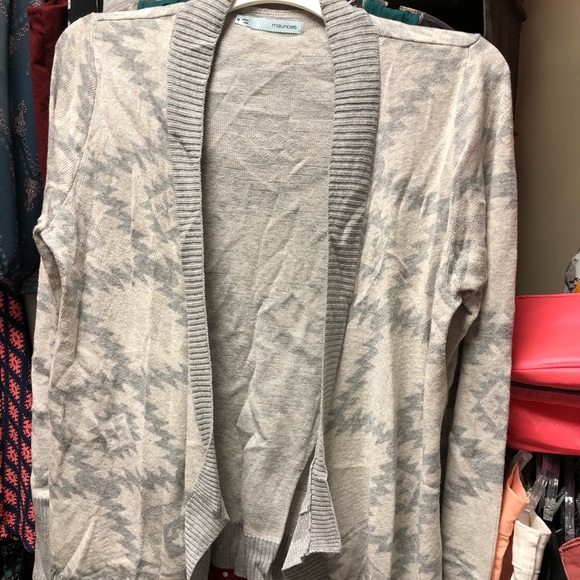 Light sweater with Aztec design - Picture 2 of 4